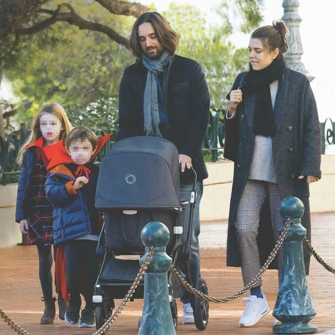 Шарлотта Казираги и Дмитрий Рассам на прогулке с детьми
