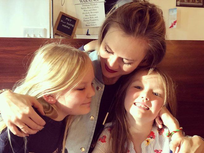 Три поколения блондинок: Мария Машкова поделилась снимком с мамой и дочками