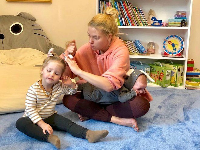 Шик и блеск: Олимпиада Тетерич с двухлетней дочкой вышли в свет в золотых нарядах