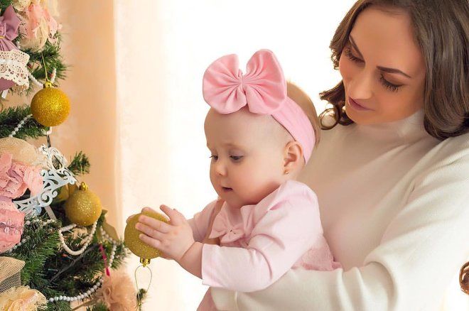 Совет для родителей малышей: украшать елку или нет?