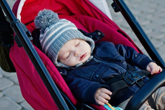 Сон в движении для малыша: вредно или полезно?