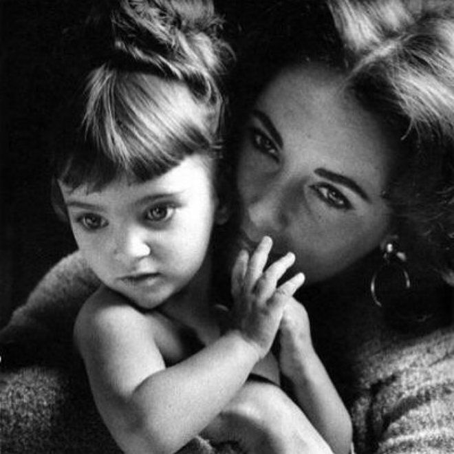 Элизабет Тейлор с дочкой Лизой Тодд, мамой Куинна Тайви / © Instagram  @elizabethtaylor