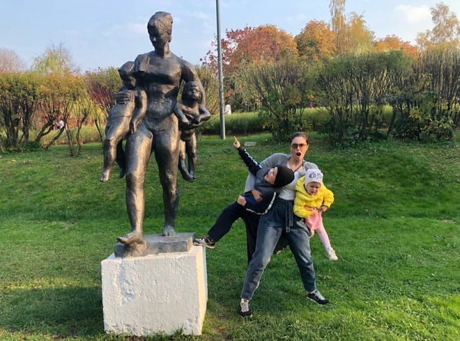 Видео: Агата Муциниеце и Павел Прилучный с детьми в осеннем парке