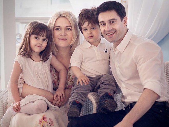 Антон и Виктория Макарские с детьми