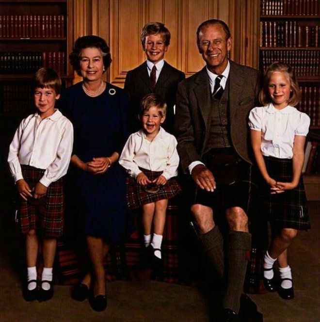 Королева Елизавета II с супругом принцем Филиппом и внуками /   Instagram @britishroyalphotos