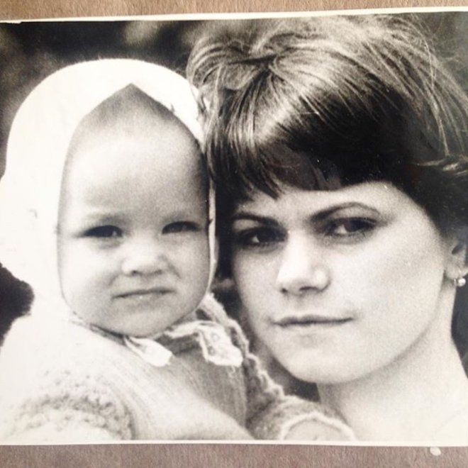 Юлия Костюшкина в детстве с мамой