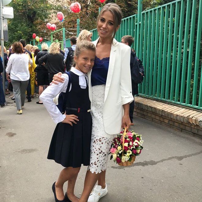 Юлия Барановская с дочкой пошли в школу
