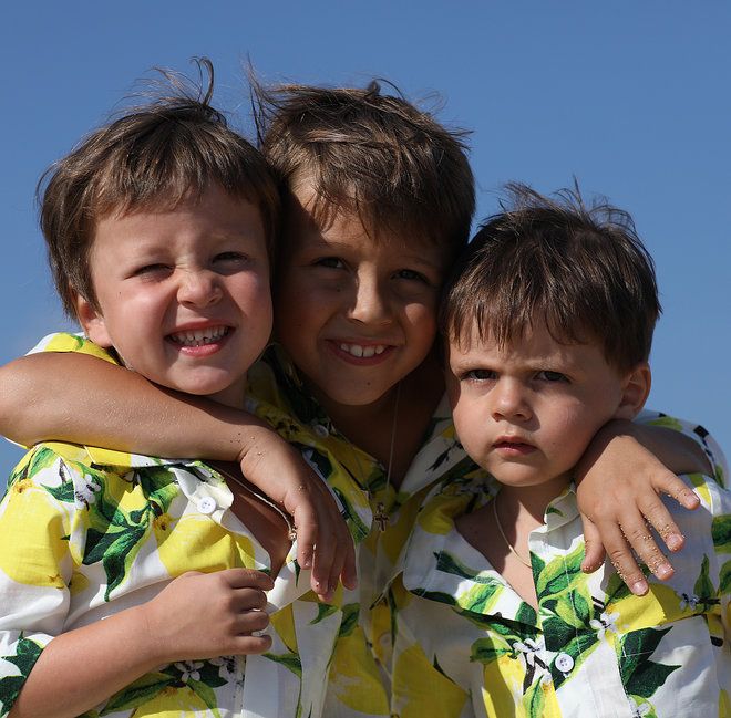 Трое из ларца: Полина Диброва показала, как похожи между собой дети