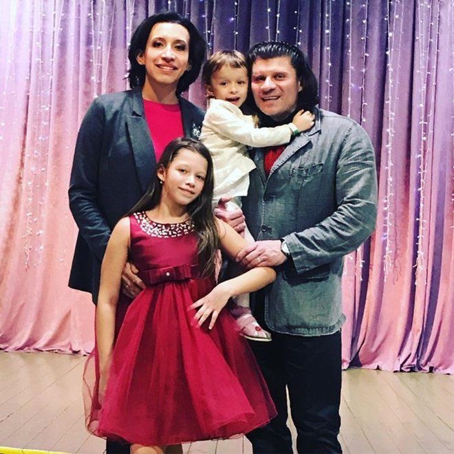 Елена Борщёва с мужем и дочками