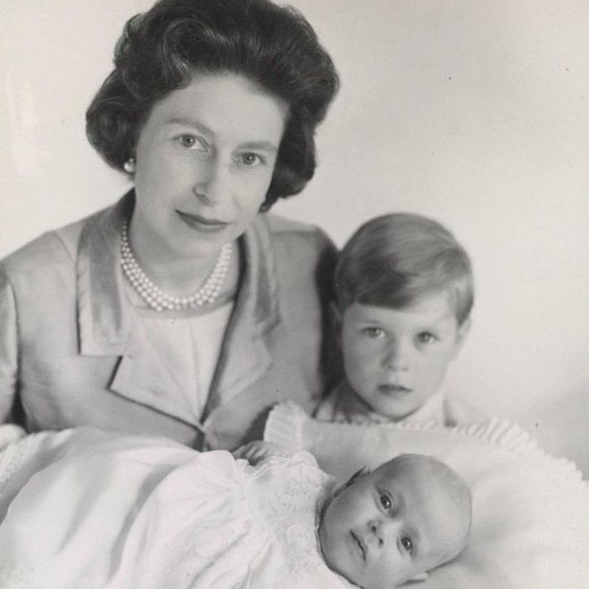 Королева Елизавета II с принцами Эндрю и Эдвардом /   Instagram @headofwindsor