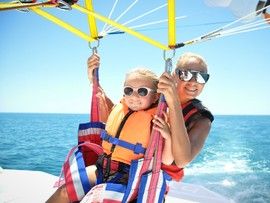 Бесстрашные в отпуске: Татьяна Навка с дочкой покорили парашют