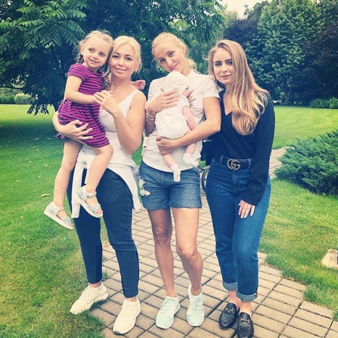Татьяна Навка с сестрой, дочками и племянницей