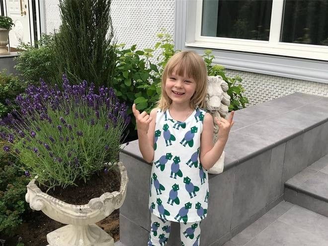 Сын Плющенко и Рудковской провел экскурсию по саду Сын Плющенко и Рудковской провел экскурсию по саду