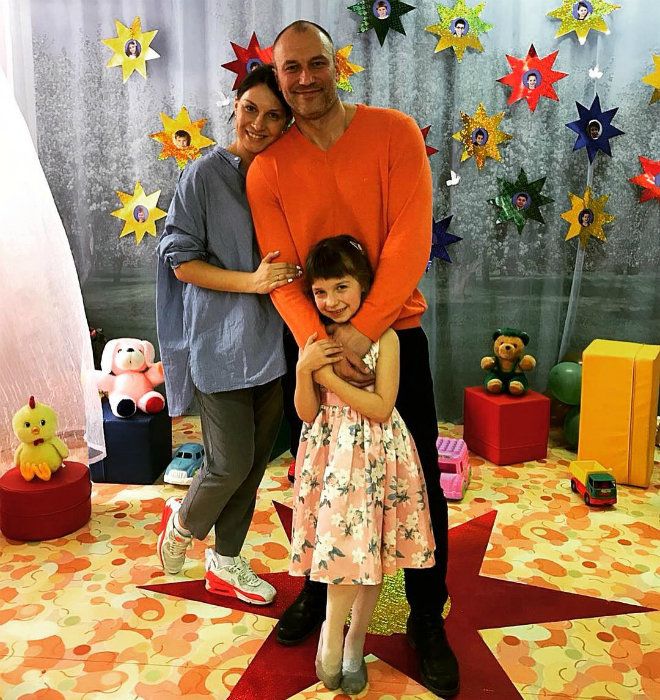 Жена Константина Соловьева показала двухмесячную дочку в новой кроватке