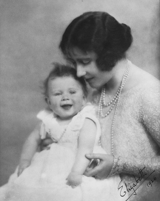 Элизабет Боуз-Лайон и принцесса Елизавета, будущая королева Елизавета II /   Instagram  @britishmonarchy