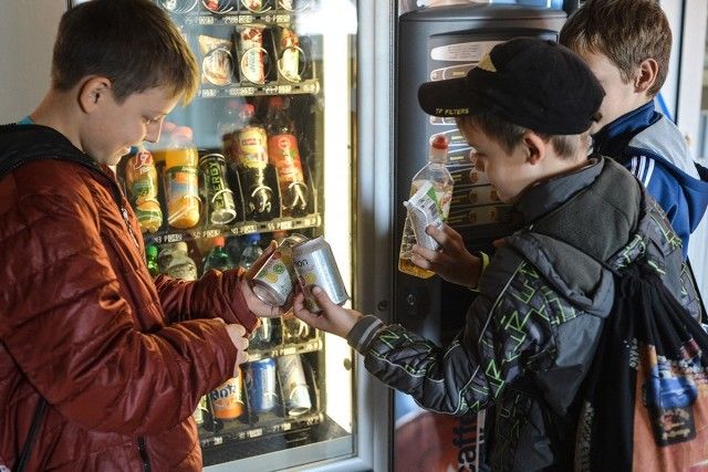 Вредной еде в школе не место: депутаты просят запретить кофе и снеки