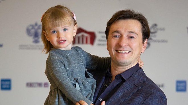 Чудо-папа: Сергей Безруков покатал дочь на карусели
