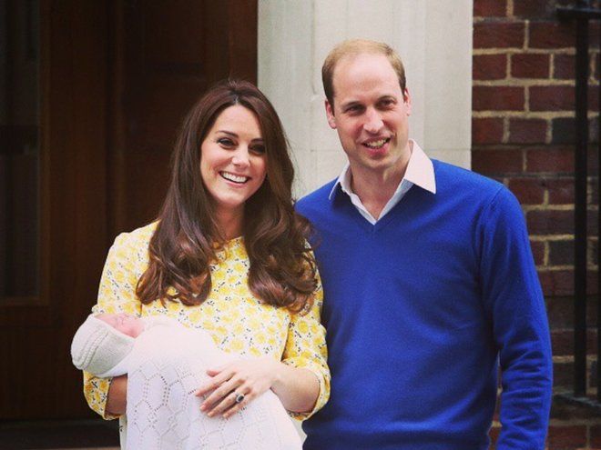 Принц Уильям и Кейт Миддлтон забирают принцессу Шарлотту из роддома