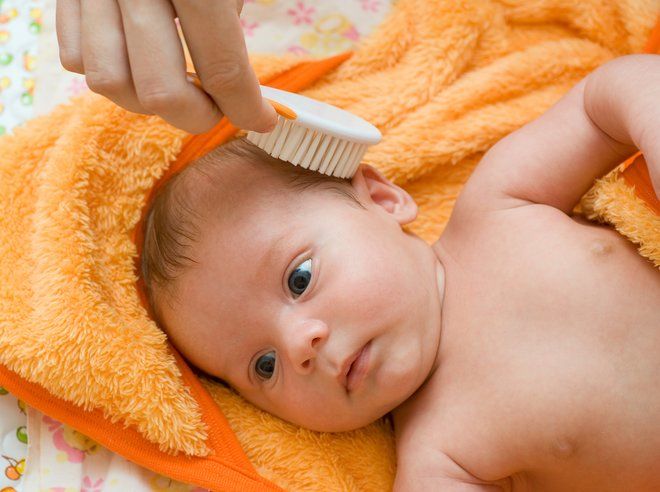 Педиатр рекомендует: как избавиться от корочек на голове малыша