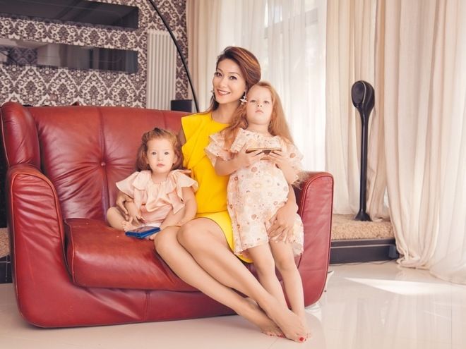 Телеведущая Марина Ким с дочками