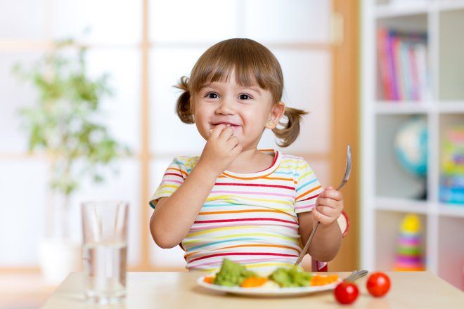 Эксперт: какие продукты должны быть в детском меню, чтобы ребенок рос умным