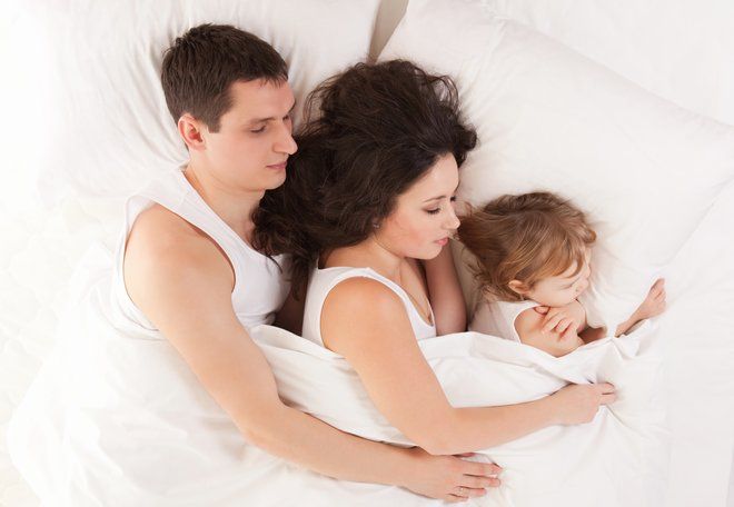 Монолог мамы: «У меня начались проблемы с мужем из-за совместного сна с дочкой»