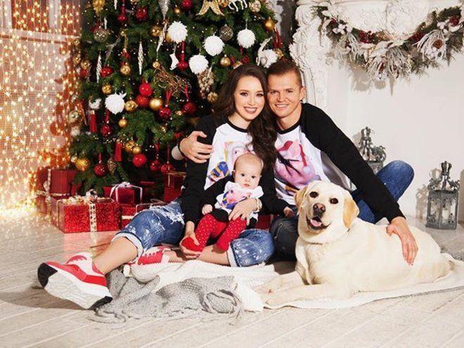 Новогодний портрет: Дмитрий Тарасов и Анастасия Костенко с дочкой Мией