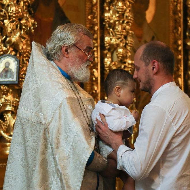 Семейный альбом: фото с крещения сына диджея Грува
