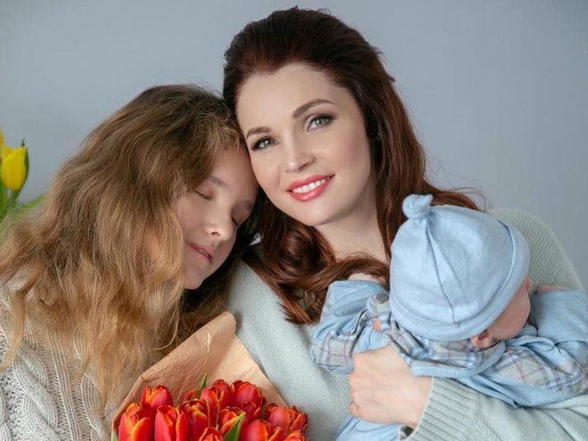 Как сестрички: дочь Екатерины Вуличенко растет копией мамы